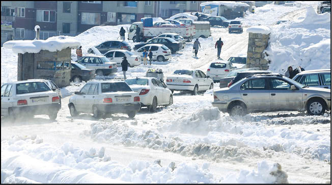 لحظه گرفتار شدن ده‌ها خودرو در میان برف و یخبندان سنندج