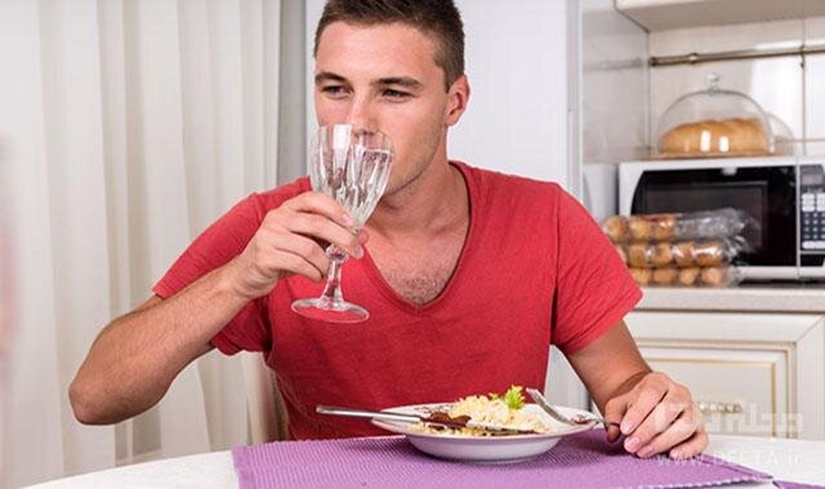   بالاخره همراه غذا آب بخوریم یا نه؟ 