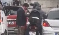 حمله وحشتناک یک مرد به پیک موتوری با ساتور!