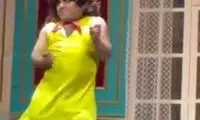 رقص مشمئزکننده یک مرد با لباس زنان روی صحنه تئاتر