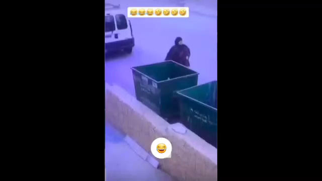 واکنش جالب و خنده‌دار یک زن از پرش گربه از سطل زباله!
