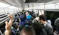 صندل‌های صورتی یک زن در مترو خشم کاربران را برانگیخت