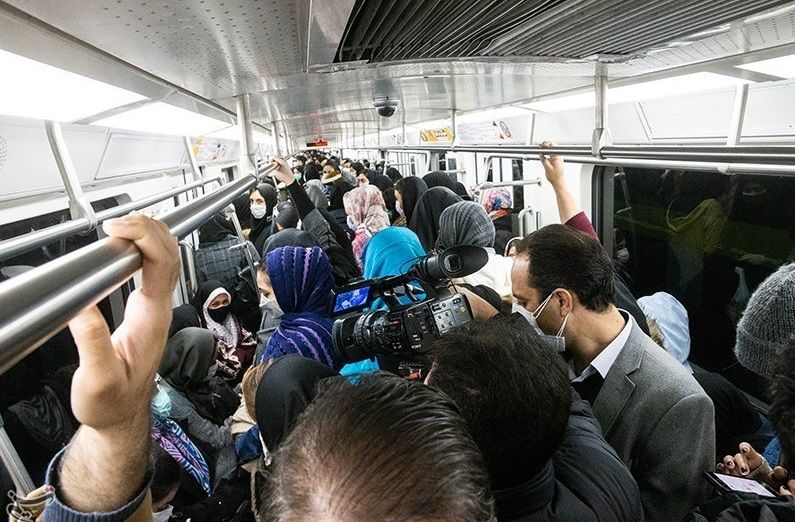 صندل‌های صورتی یک زن در مترو خشم کاربران را برانگیخت