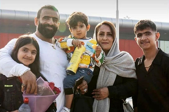تصویر جدید گرگ پارسی به همراه همسر و فرزندانش