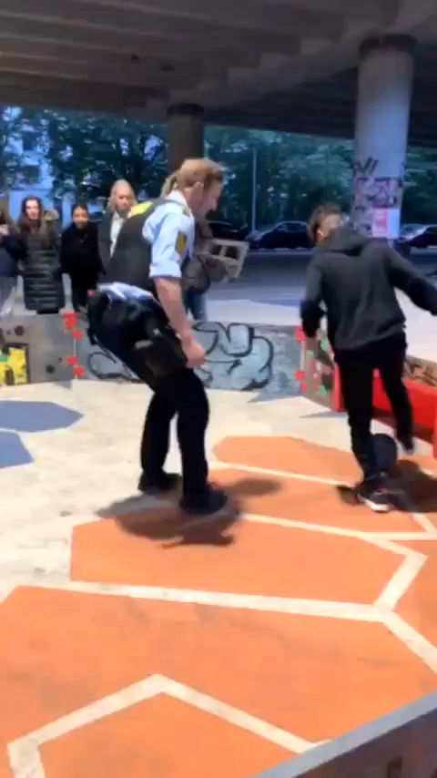 حرکات زیبای پسر نوجوان هنگام بازی کردن با پلیس!