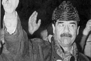 صدام حسین در حال نماز خواندن در خانه‌ای در بغداد