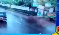 لحظه هولناک تصادف موتورسوار و برخوردش با کامیون