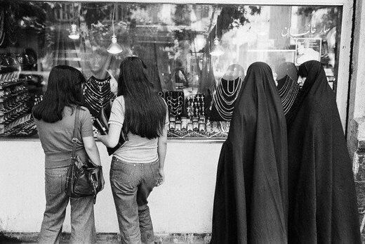 عکسی از دو زن تهرانی پیش از قانون کشف حجاب