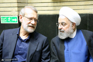 خوش و بش حسن روحانی و علی لاریجانی در یک مراسم ختم