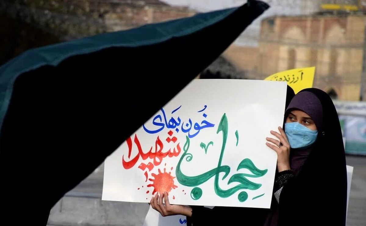   تجمع حامیان قانون حجاب در قم با پرچم طالبان! 