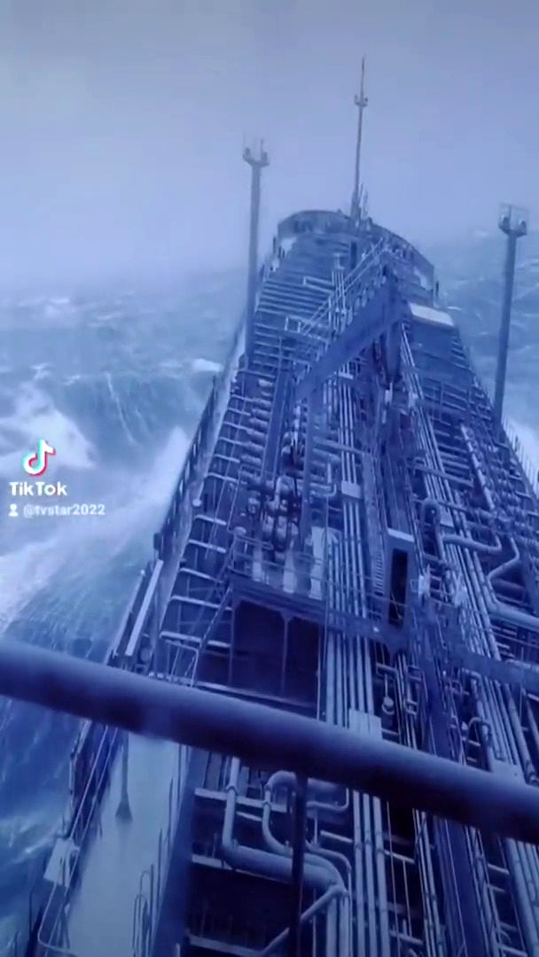 ویدئویی ترسناک از گرفتار شدن یک نفتکش در اقیانوس