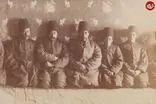 درباریان ناصرالدین شاه در فصل زمستان در کنار شومینه