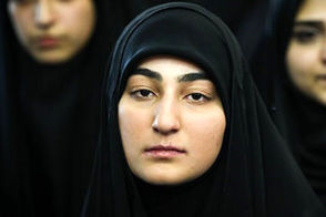 عکسی از زینب و نرجس سلیمانی در دیدار با رهبر انقلاب