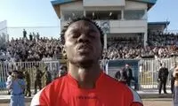 بنر پرسپولیس جلوی منزل الونگ الونگ در کامرون