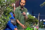 همصدایی شیرین یک بانوی سالخورده با خواننده خیابانی