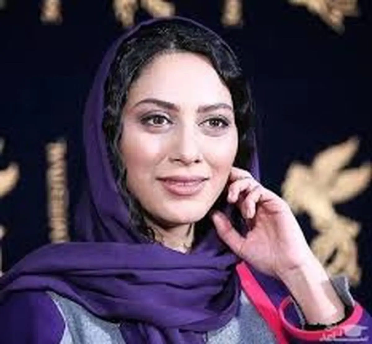 مونا فرجاد در کافه با چشم‌هایی به دنبال رویا!
