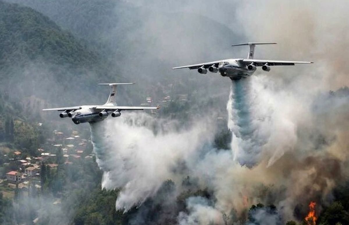 تخلیه 40 تن آب توسط ایلوشین بر فراز حریق جنگل الیت