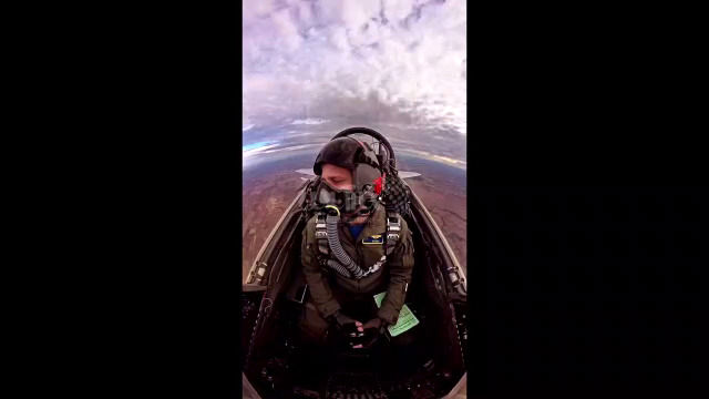 حرکات نمایشی جذاب جنگنده اف 5 در آسمان