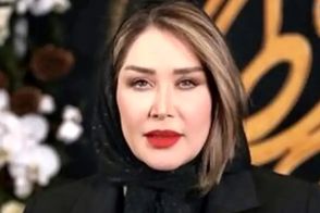 استایل شیک و باکلاس سارا منجزی‌پور در یک کافه