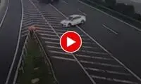 سقوط وحشتناک یک خودرو از اتوبان چند طبقه
