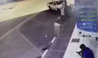 صحنه دلخراش از تصادف با یک فروشنده در محل کار