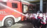 ویدئو جالب از جشن کف آتش‌نشانی برای دانش‌آموزان یک مدرسه