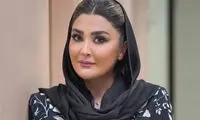 ژست و استایل مریم معصومی در یک کتابفروشی