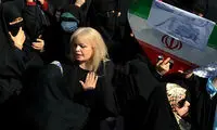 زنی با موهای بلوند که چشمان ایران را به خود خیره کرد