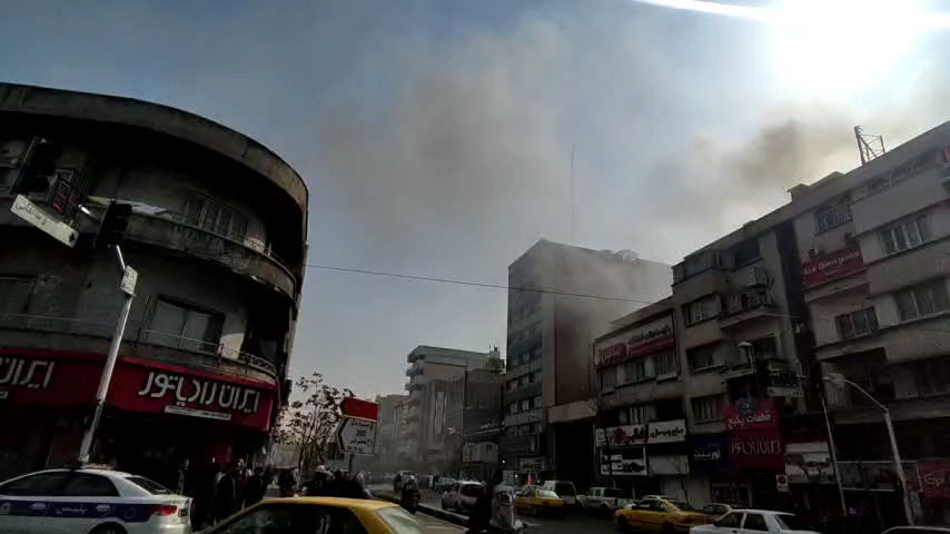اولین تصاویر از آتش‌سوزی در خیابان طالقانی تهران