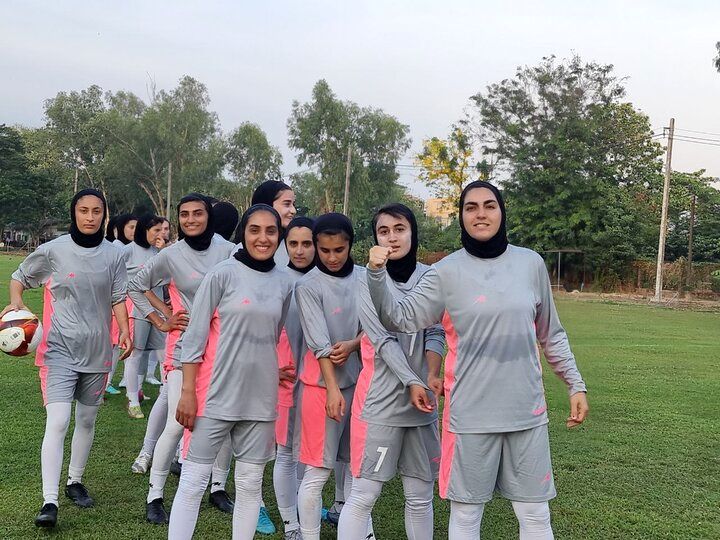 دو نسل متفاوت فوتبال زنان ایران در آغوش هم 