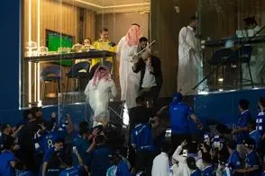 زد و خورد هواداران النصر و الهلال با چوب و چماق!