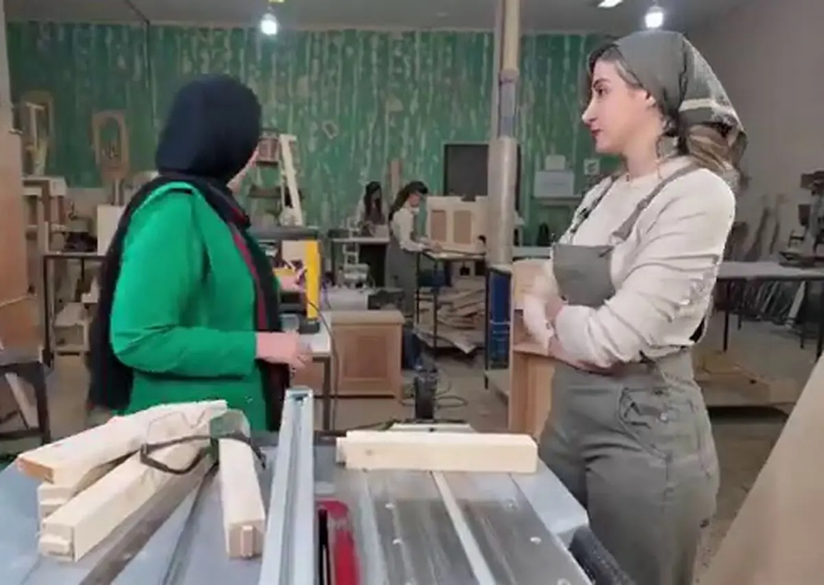 لحظه‌ای که خطر از بیخ گوش خانم مجری گذشت!