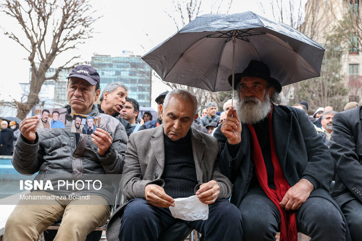   گریه دردناک ناصر ممدوح در خاکسپاری کهنه‌رفیقش 