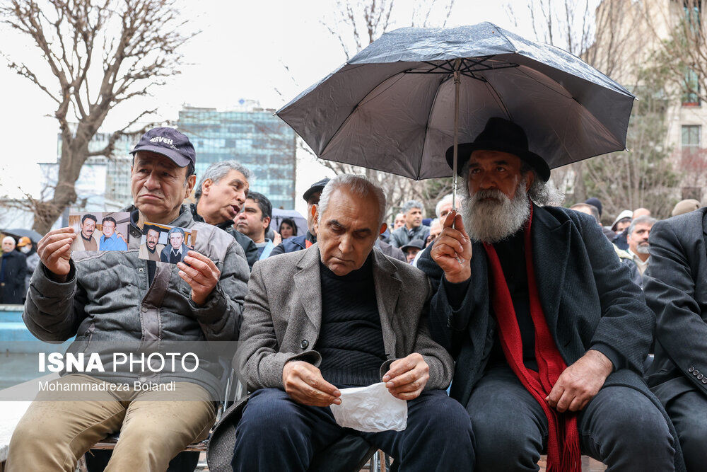 گریه دردناک ناصر ممدوح در خاکسپاری کهنه‌رفیقش