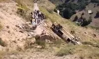 ویدئویی از سقوط هولناک یک اتوبوس به دره