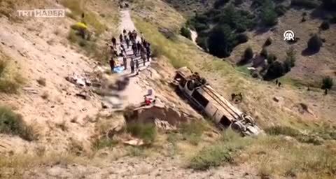 ویدئویی از سقوط هولناک یک اتوبوس به دره