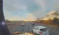 لحظه فاجعه‌بار پیچیدن یک خودروی شاسی‌بلند مقابل تریلی