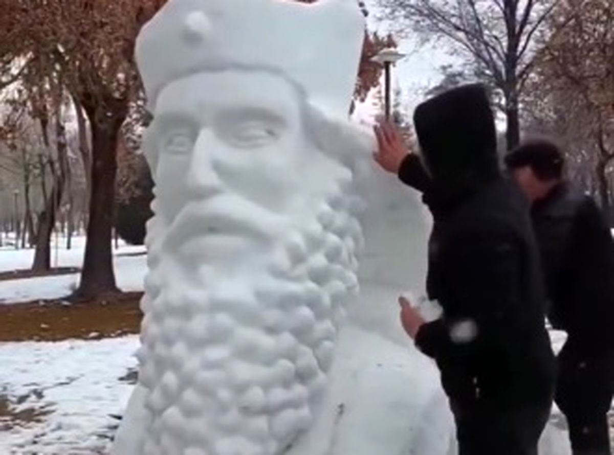 سردیس کوروش بزرگ در شیراز از برف ساخته شد