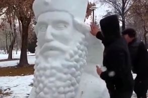 سردیس کوروش بزرگ در شیراز از برف ساخته شد