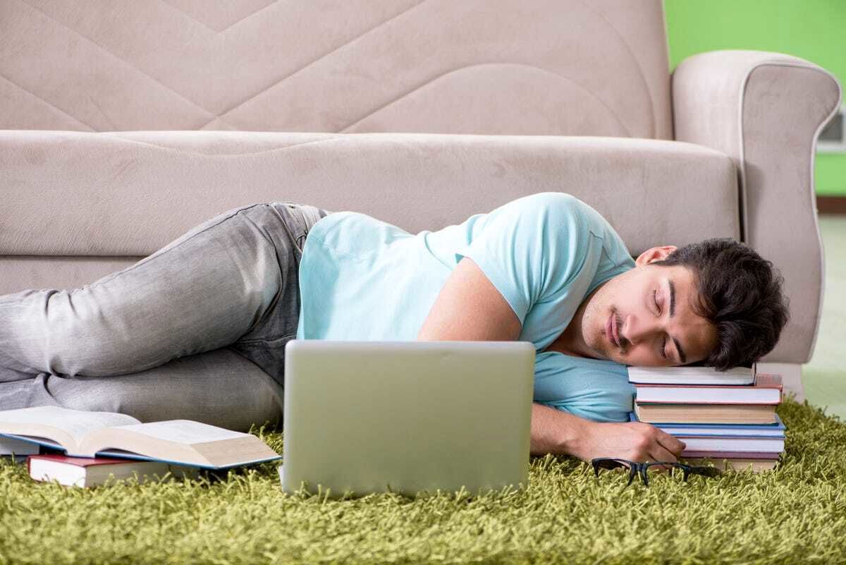 چرا خوابیدن سر کار مفید است؟