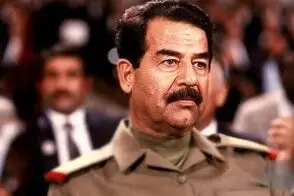 صدام در حال نماز خواندن با کلت کمری؛ اواخر دهه ۵۰