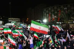 بنری که شبانه علیه پزشکیان نصب شد