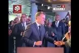رقص امانوئل مکرون با یک خواننده جلب توجه کرد