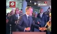 رقص امانوئل مکرون با یک خواننده جلب توجه کرد