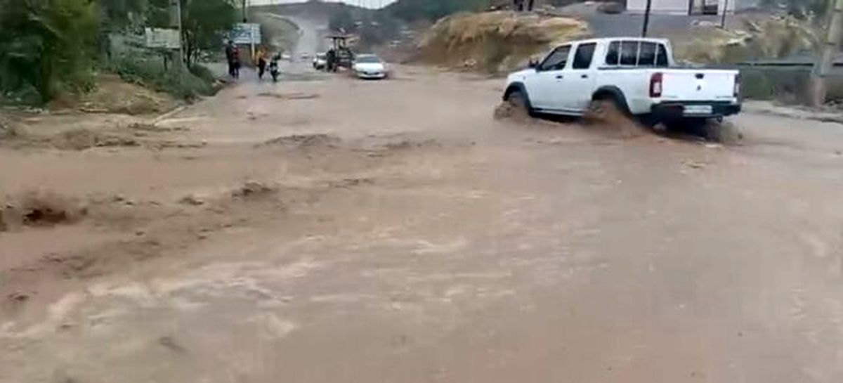 سیل خانه‌های مردم این شهرستان را زیر آب برد