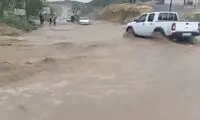 سیل خانه‌های مردم این شهرستان را زیر آب برد