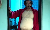 تصویر زیرخاکی از کودکیِ محسن تنابنده در آغوش پدرش