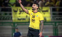 مدافع سپاهان، وسط بازی، قانون آفساید را آموزش دید!