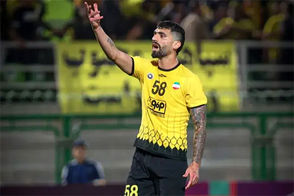 مدافع سپاهان، وسط بازی، قانون آفساید را آموزش دید!