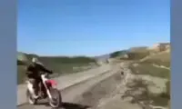 لحظه عجیب بالا رفتن یک موتورسوار از کوه